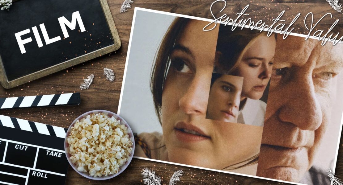 Filmisches Stillleben mit Popcorn, Filmklappe und einem Poster zum Film „Sentimental Value“, das drei emotional inszenierte Porträts zeigt; dekorative Federn rahmen die Szene und betonen das nostalgische, gefühlvolle Thema des Films.
