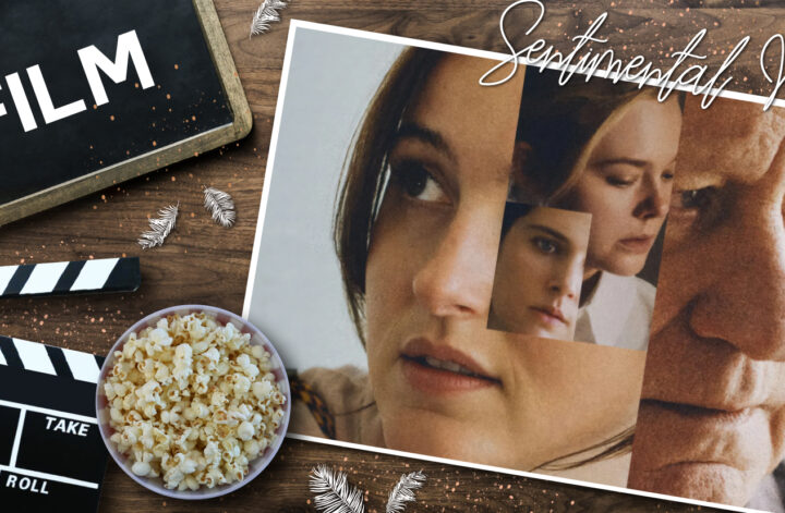 Filmisches Stillleben mit Popcorn, Filmklappe und einem Poster zum Film „Sentimental Value“, das drei emotional inszenierte Porträts zeigt; dekorative Federn rahmen die Szene und betonen das nostalgische, gefühlvolle Thema des Films.