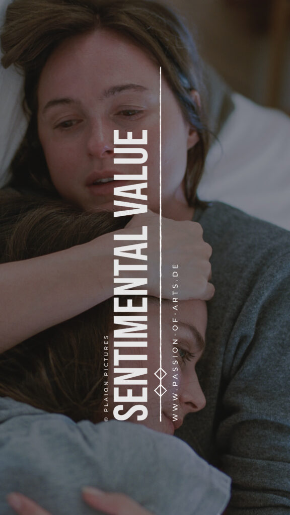 Emotionales Filmszenen‑Bild aus „Sentimental Value“: Zwei Personen liegen eng umschlungen beieinander, in einer tröstenden, intimen Umarmung; vertikaler Schriftzug mit © Plaion Pictures und dem Filmtitel betont die melancholische, zärtliche Stimmung.