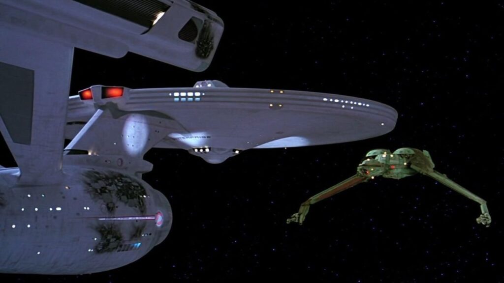 Die beschädigte Enterprise und ein klingonischer Bird of Prey stehen sich im Weltraum gegenüber | Eure 5 liebsten Raumfahrzeuge