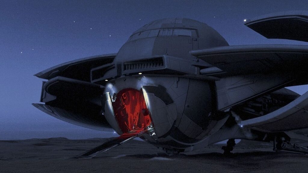 Die Scimitar von hinten. Eine Rampe ist heruntergefahren und rotes Licht scheint aus dem Eingang des Schiffs. Es ist Nacht. | Eure 5 liebsten Raumfahrzeuge
