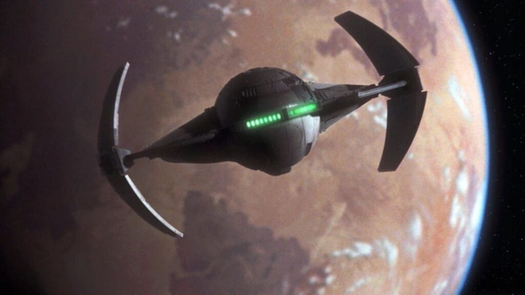 Die Scimitar im Weltraum. Sie fliegt auf den Wüstenplaneten Tatooine zu, welcher groß im Hintergrund zu sehen ist. | Eure 5 liebsten Raumfahrzeuge