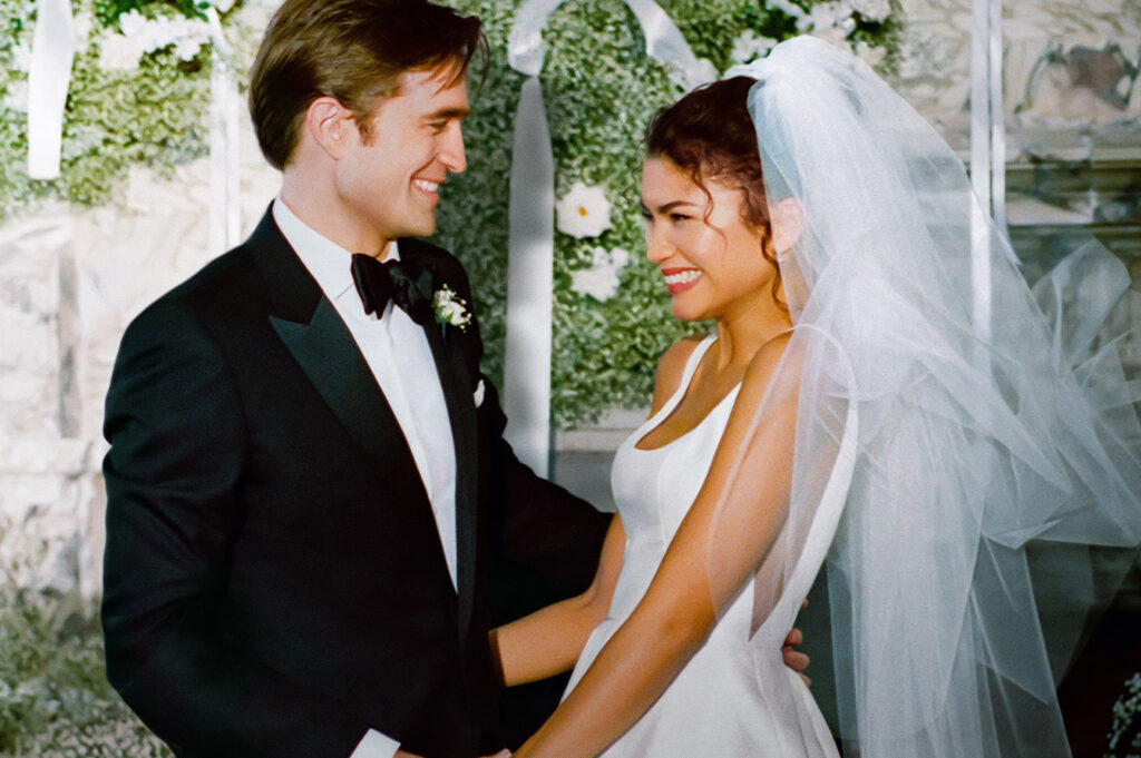 Das Bild zeigt Robert Pattinson und Zendaya als glückliches Ehepaar im Film The Drama | Media Monday #772