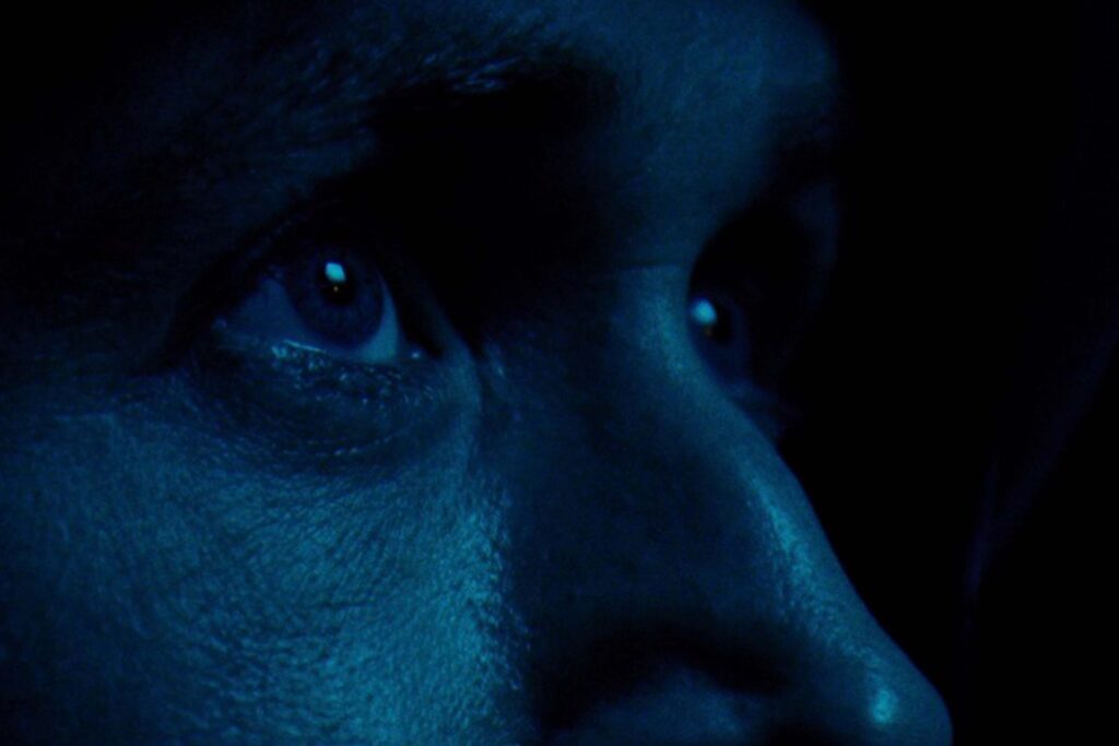 Nahaufnahme von Ryan Gosling in ‚Aufbruch zum Mond‘, blaues, dramatisches Licht betont Augen und Gesichtskonturen; intensiver, atmosphärischer Filmlook. | Media Monday #776