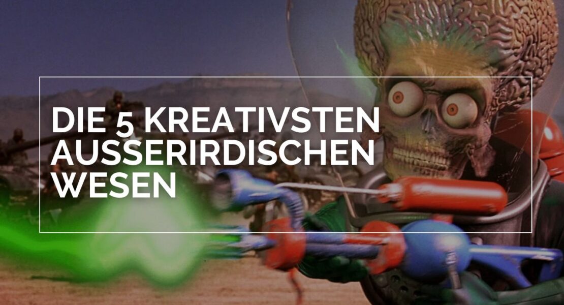 Ein Marsianer aus Mars Attacks! (1996) feuert mit einer grünen Strahlenwaffe, während im Hintergrund Panzer und Berge eine Invasion andeuten. Der Marsianer trägt einen rot‑blauen Raumanzug und sein großes Gehirn ist unter einer Glaskuppel sichtbar. Im Bild steht der Schriftzug: ‚Die 5 kreativsten außerirdischen Wesen‘.