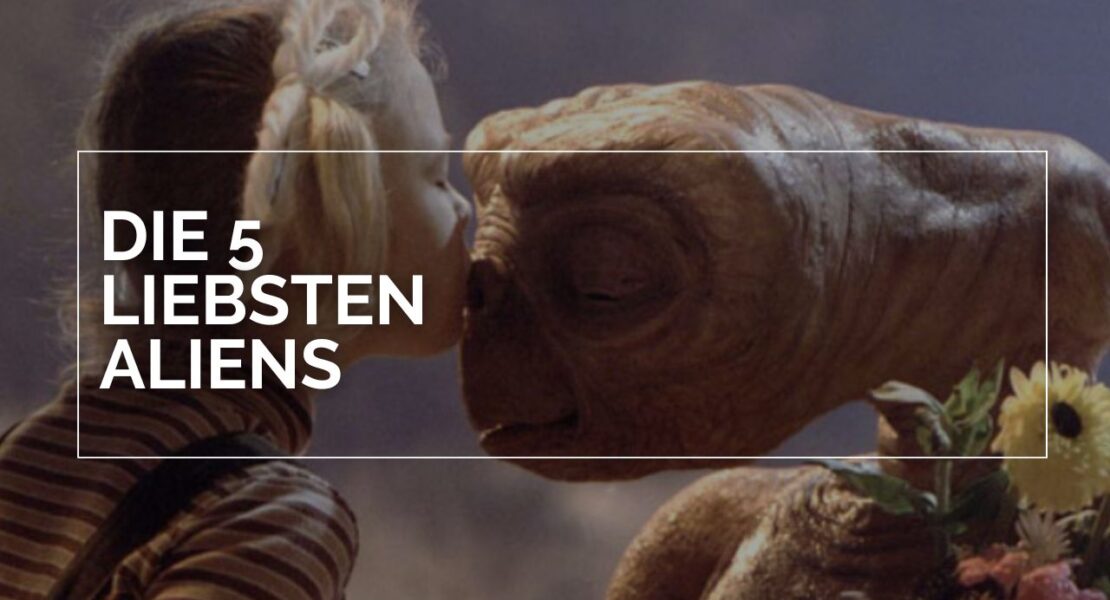 Gertie (Drew Barrymore) gibt E.T. einen liebevollen Kuss auf die Stirn in einer ikonischen Szene aus ‚E.T. – Der Außerirdische‘; im Bild steht der Schriftzug ‚Die 5 liebsten Aliens‘.