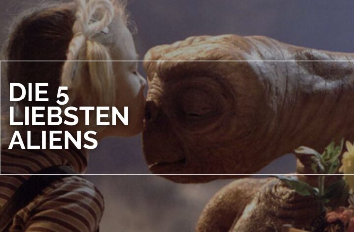 Gertie (Drew Barrymore) gibt E.T. einen liebevollen Kuss auf die Stirn in einer ikonischen Szene aus ‚E.T. – Der Außerirdische‘; im Bild steht der Schriftzug ‚Die 5 liebsten Aliens‘.