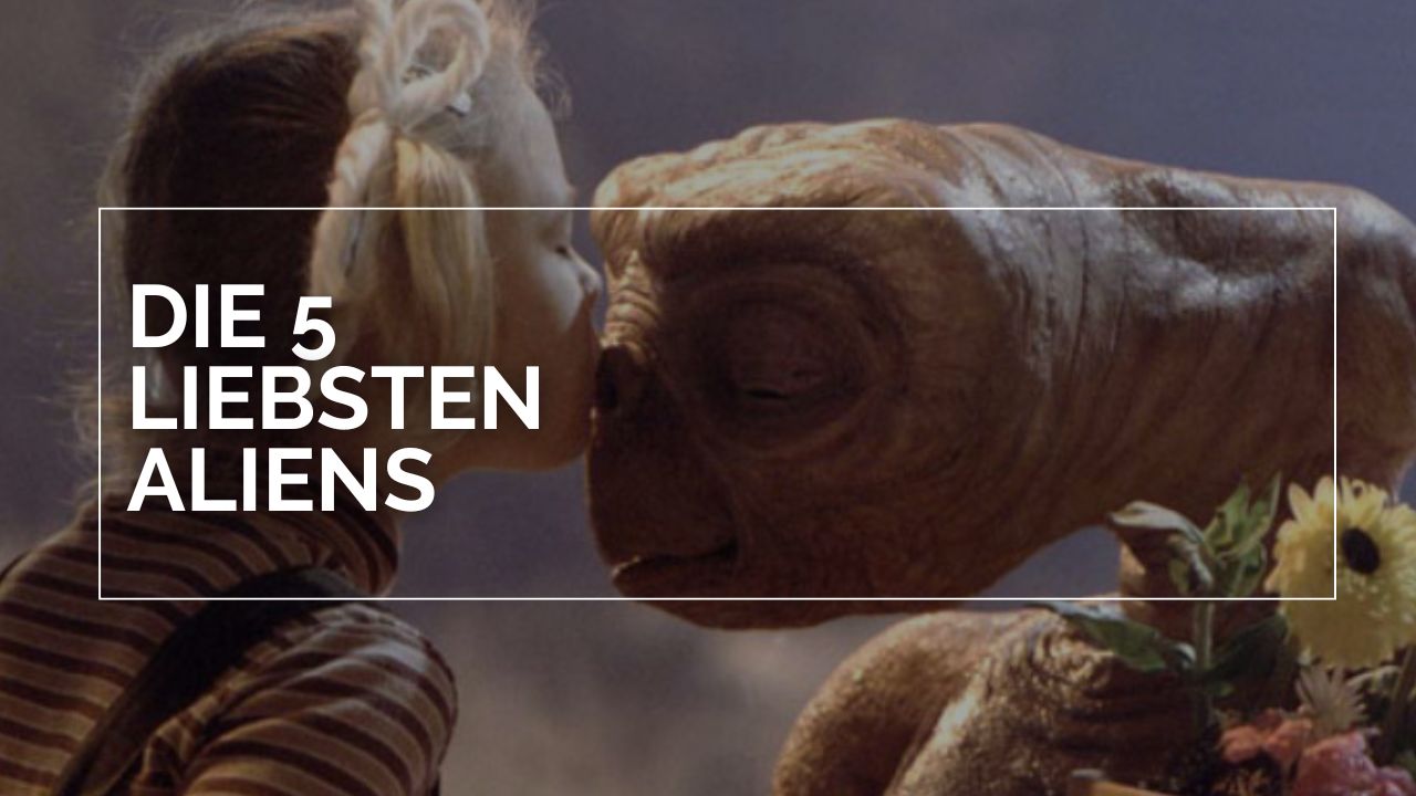 Gertie (Drew Barrymore) gibt E.T. einen liebevollen Kuss auf die Stirn in einer ikonischen Szene aus ‚E.T. – Der Außerirdische‘; im Bild steht der Schriftzug ‚Die 5 liebsten Aliens‘.