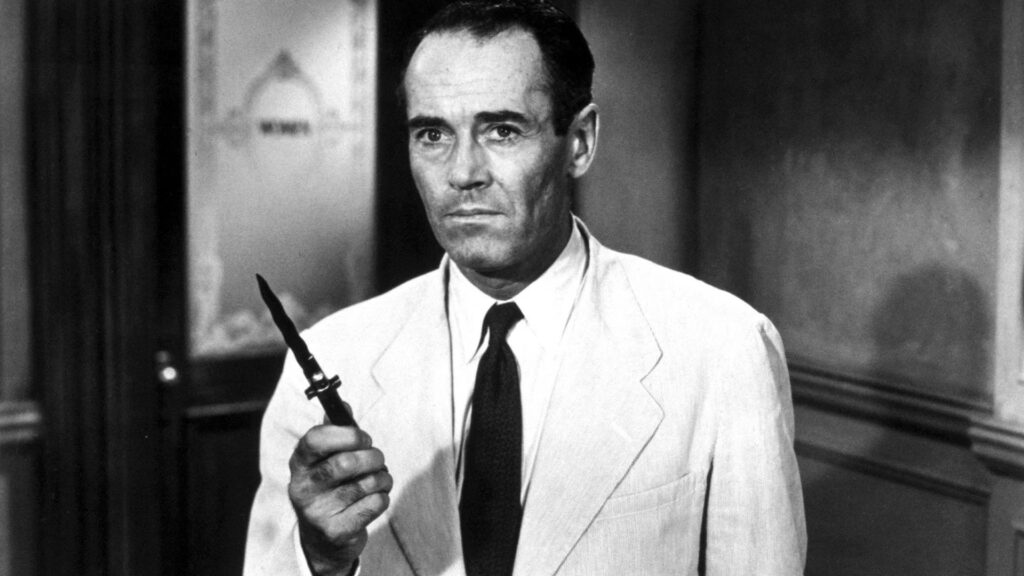 Henry Fonda hält ein Messer hoch - Eine Szene aus "Die zwölf Geschworenen" (1957) | Die 5 besten Justiz- und Gerichtsfilme
