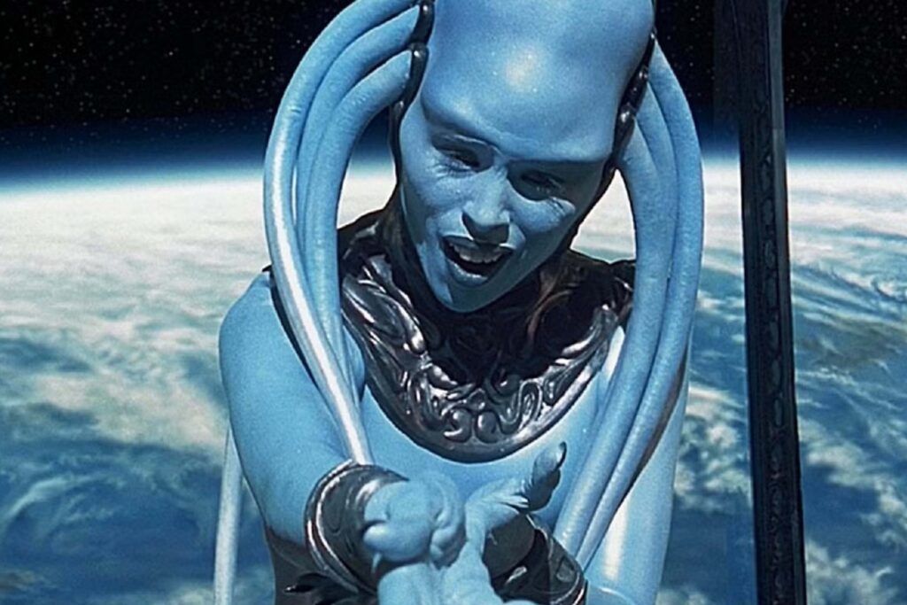 Das Bild zeigt Diva Plavalaguna aus Das Fünfte Element (1997) bei ihrem großen Auftritt | Die 5 kreativsten außerirdischen Wesen