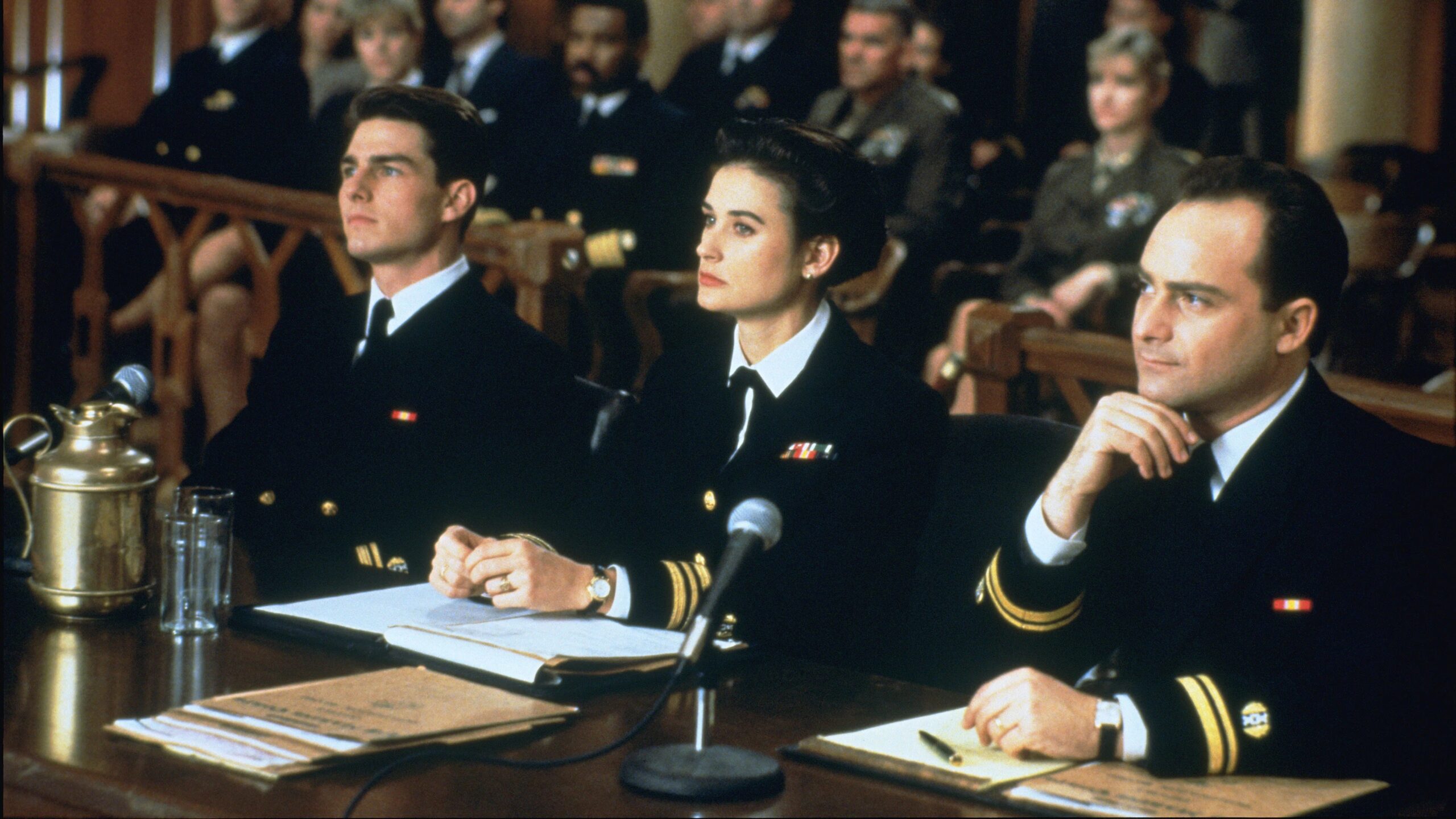 Tom Cruise, Demi Moore und Kevin Pollak sitzen in Uniform am Anwaltstisch - Eine Szene aus "Eine Frage der Ehre" (1992) |Die 5 besten Justiz- und Gerichtsfilme
