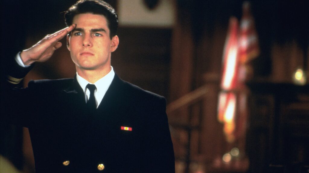 Tom Cruise salutiert im Gerichtssaal vor der Amerikanischen Flagge - Eine Szene aus "Eine Frage der Ehre" (1992)