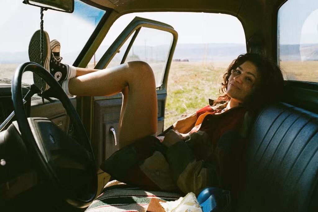Zendaya als Rue Bennett in Euphoria Staffel 3, Behind‑the‑Scenes im Auto; entspannte Szene mit Western‑Vibe und natürlichem Licht. | Media Monday #777