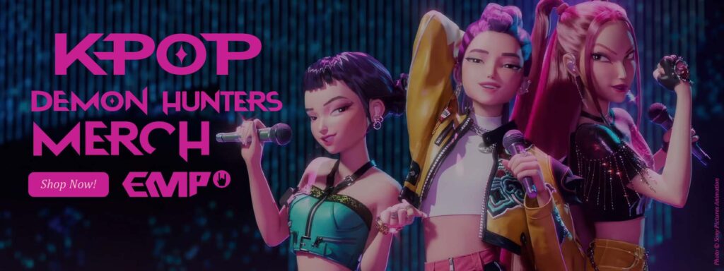 K‑Pop‑inspirierte animierte Figuren aus „K‑Pop Demon Hunters“ performen auf einer farbenfrohen Bühne; dynamische Konzertatmosphäre mit Mikrofonen und Neonlicht, offizielles Promo‑Artwork von Sony Pictures Animation, beworben als EMP‑Merch.