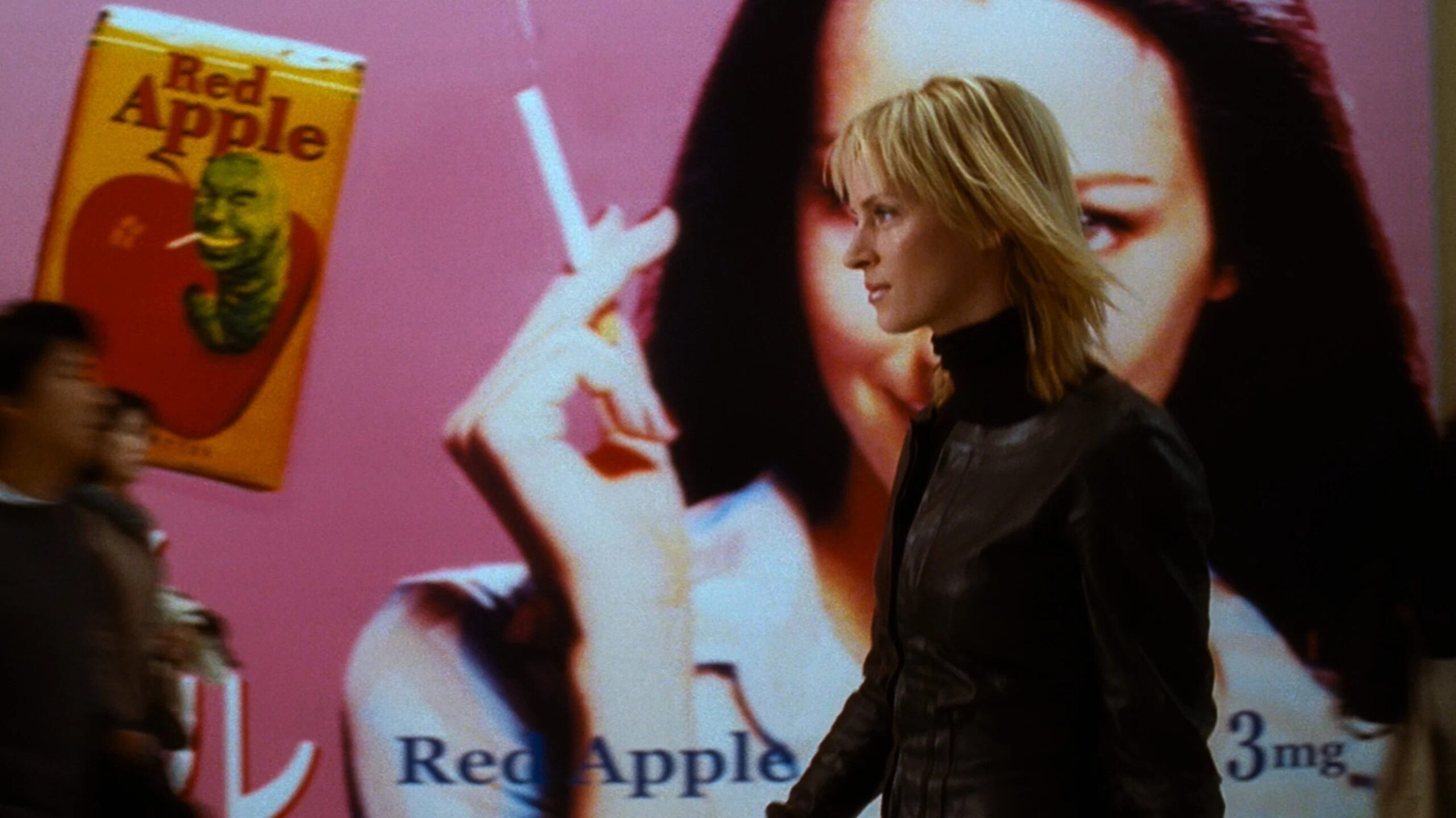 Uma Thurman geht vor einer Werbetafel mit der Aufschrift Red Apple entlang | Kill Bill: The Whole Bloody Affair