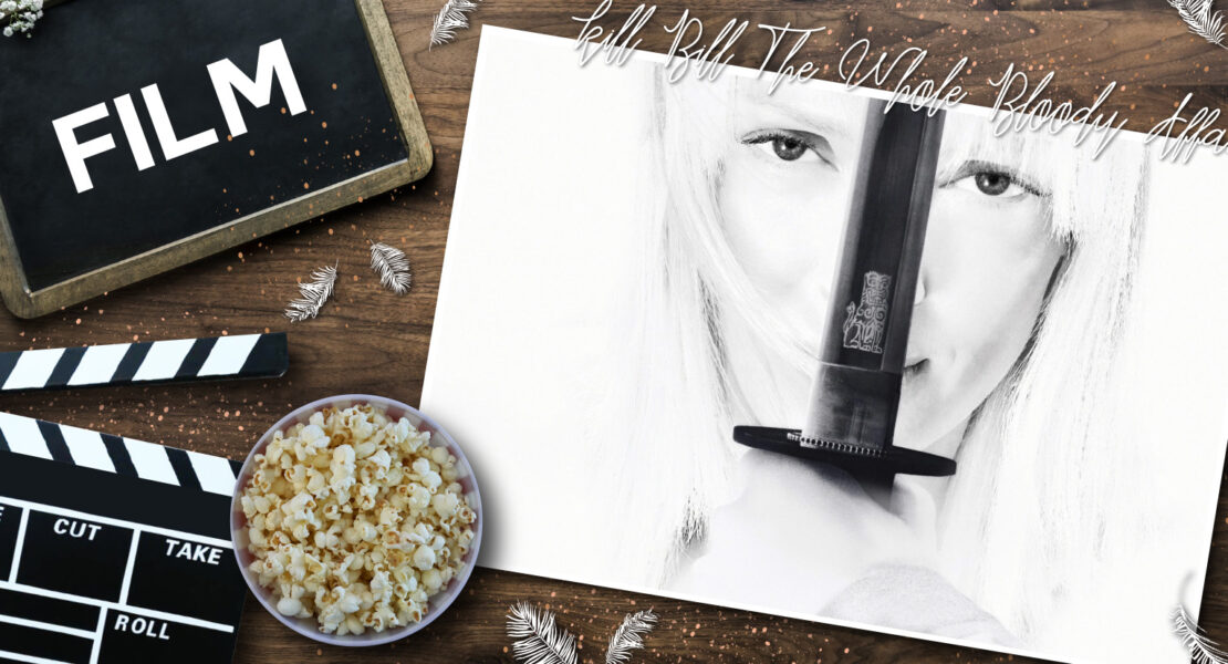 Flatlay‑Szene auf Holzuntergrund mit Filmrequisiten: links eine kleine Tafel mit dem Wort „FILM“, daneben eine schwarz‑weiße Filmklappe und eine Schale Popcorn. Rechts liegt ein schwarz‑weißes Porträt von Uma Thurman als ikonische Figur aus „Kill Bill“, die ein Katana senkrecht vor ihr Gesicht hält. Darüber steht in handschriftlicher Typografie „Kill Bill – The Whole Bloody Affair“, umgeben von dekorativen weißen Federn.