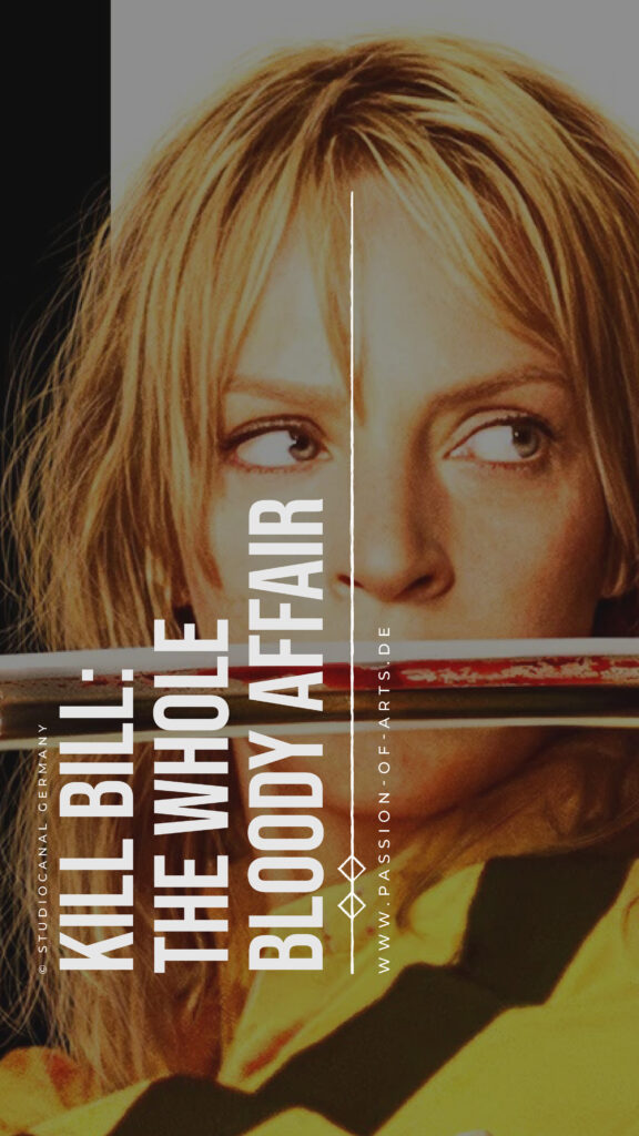 Nahaufnahme von Uma Thurman in ihrem ikonischen gelben Kampfanzug aus „Kill Bill“. Sie hält ein Katana waagerecht vor ihr Gesicht, der Blick ist fokussiert zur Seite gerichtet. Die Klinge reflektiert Licht. Vertikal steht der Titel „KILL BILL: THE WHOLE BLOODY AFFAIR“ im Bild, ergänzt durch kleine Copyright‑Hinweise.