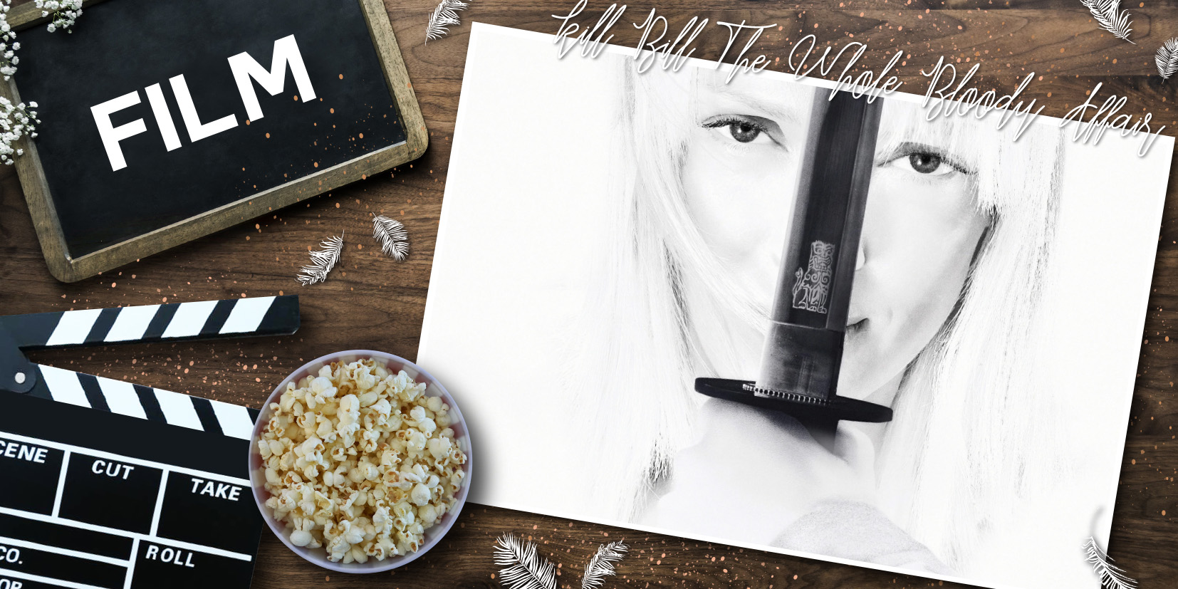 Flatlay‑Szene auf Holzuntergrund mit Filmrequisiten: links eine kleine Tafel mit dem Wort „FILM“, daneben eine schwarz‑weiße Filmklappe und eine Schale Popcorn. Rechts liegt ein schwarz‑weißes Porträt von Uma Thurman als ikonische Figur aus „Kill Bill“, die ein Katana senkrecht vor ihr Gesicht hält. Darüber steht in handschriftlicher Typografie „Kill Bill – The Whole Bloody Affair“, umgeben von dekorativen weißen Federn.