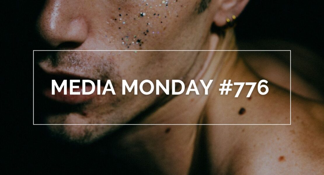 Nahaufnahme eines Gesichts mit Glitzer auf der Haut und sichtbarem Ohrring; darüber liegt ein weißer Rahmen mit dem Schriftzug ‚MEDIA MONDAY #776‘.