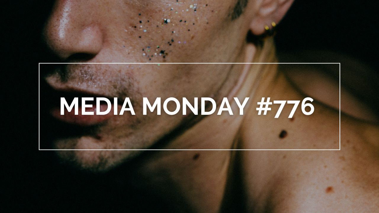 Nahaufnahme eines Gesichts mit Glitzer auf der Haut und sichtbarem Ohrring; darüber liegt ein weißer Rahmen mit dem Schriftzug ‚MEDIA MONDAY #776‘.