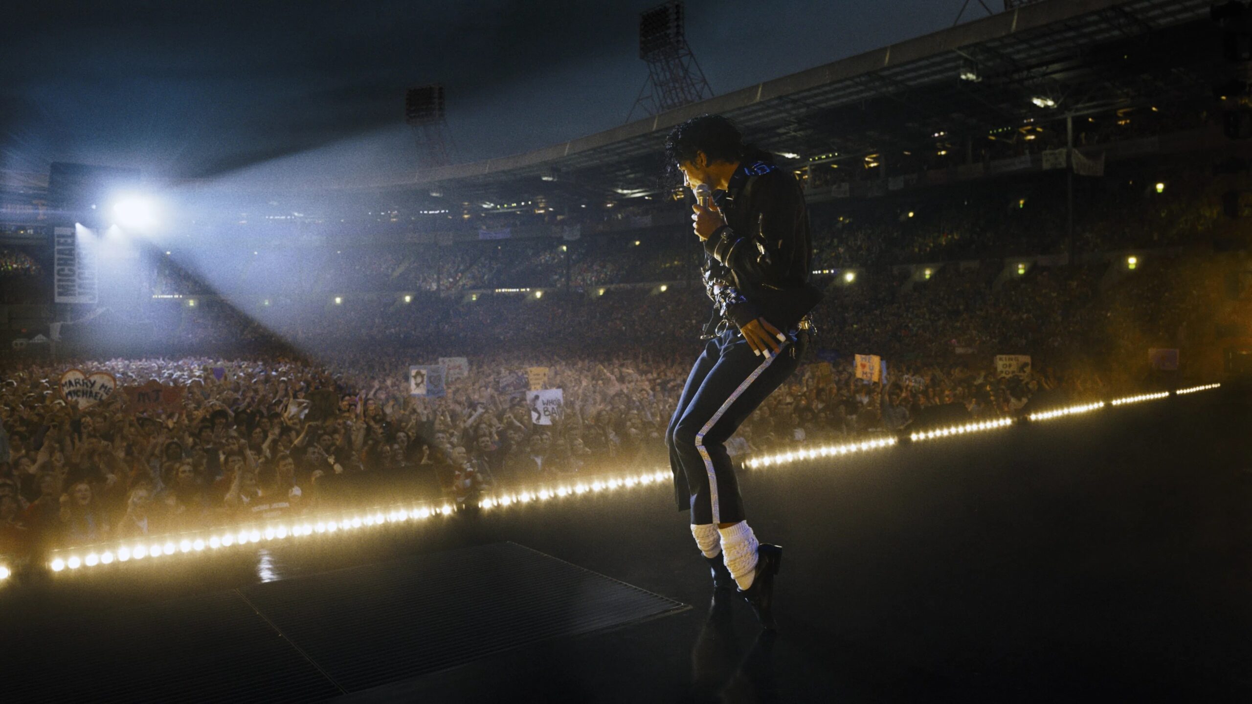 Michael (Jaafar Jackson) steht auf der Bühne auf seinen Zehenspitzen und tanzt vor einem vollen Stadion mit begeisterten Fans