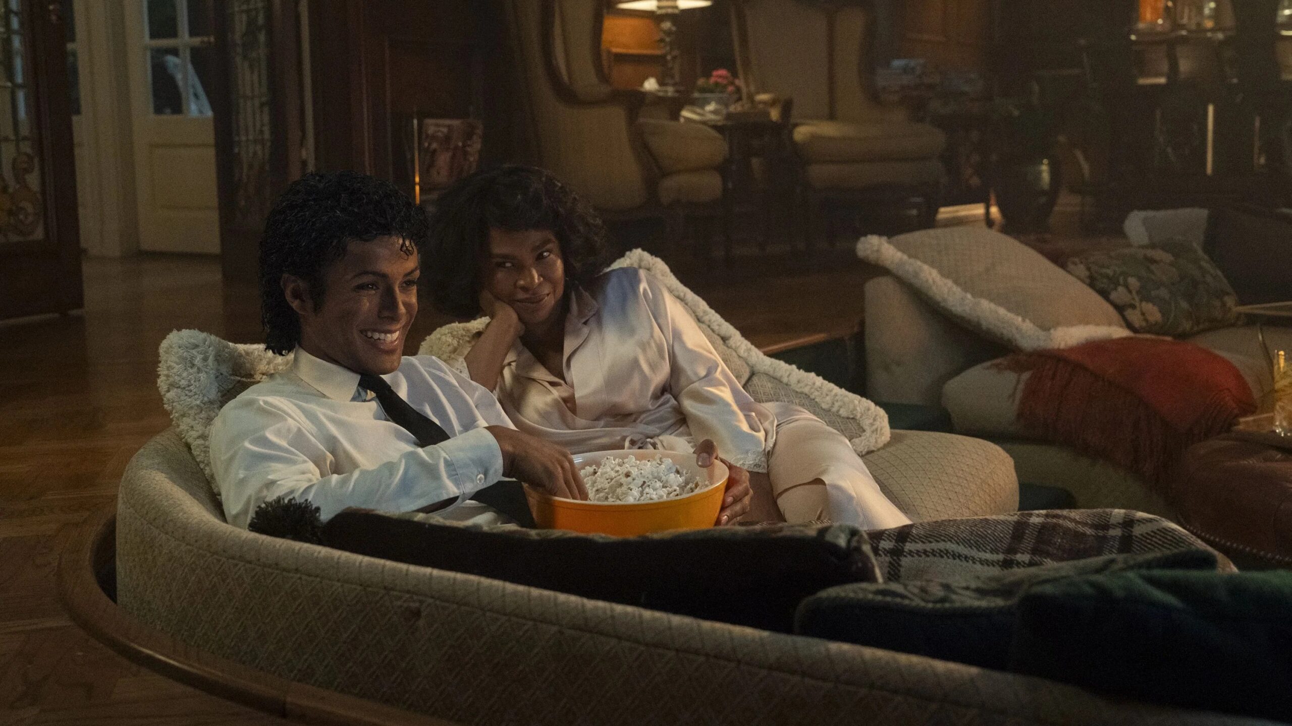 Michael (Jaafar Jackson) und seine Mutter sitzen auf der Couch und essen Popcorn