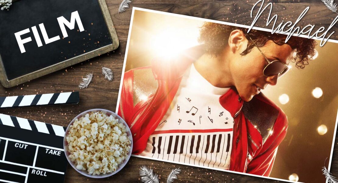 Filmklappe, Popcorn und dekorative Federn auf Holzuntergrund neben einem Porträt von Michael Jackson in roter Glitzerjacke und Musiknoten‑Shirt – stimmungsvolle Film‑ und Musik‑Collage.
