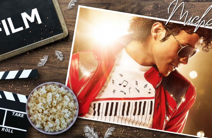 Filmklappe, Popcorn und dekorative Federn auf Holzuntergrund neben einem Porträt von Michael Jackson in roter Glitzerjacke und Musiknoten‑Shirt – stimmungsvolle Film‑ und Musik‑Collage.