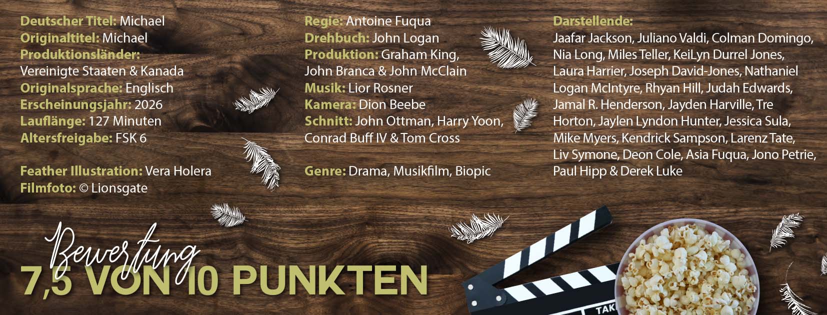 Filmsteckbrief zum Biopic ‚Michael‘ auf Holzuntergrund mit Filmklappe, Popcorn und weißen Federillustrationen; enthält Produktionsdaten, Cast und Bewertung des Musikdramas.