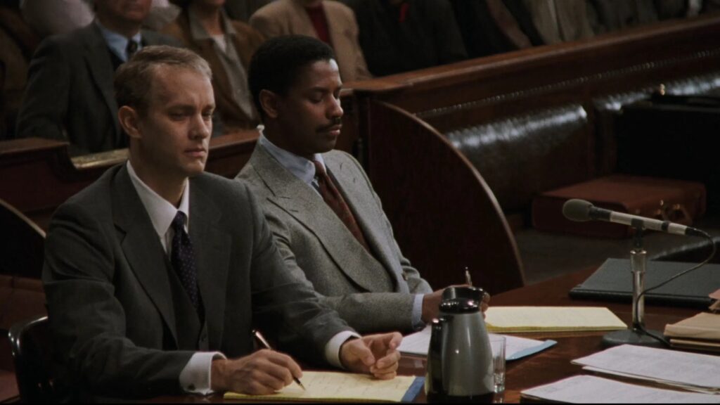 Tom Hanks und Denzel Washington sitzen am Anwaltstisch - Eine Szene aus "Philadelphia" (1993)