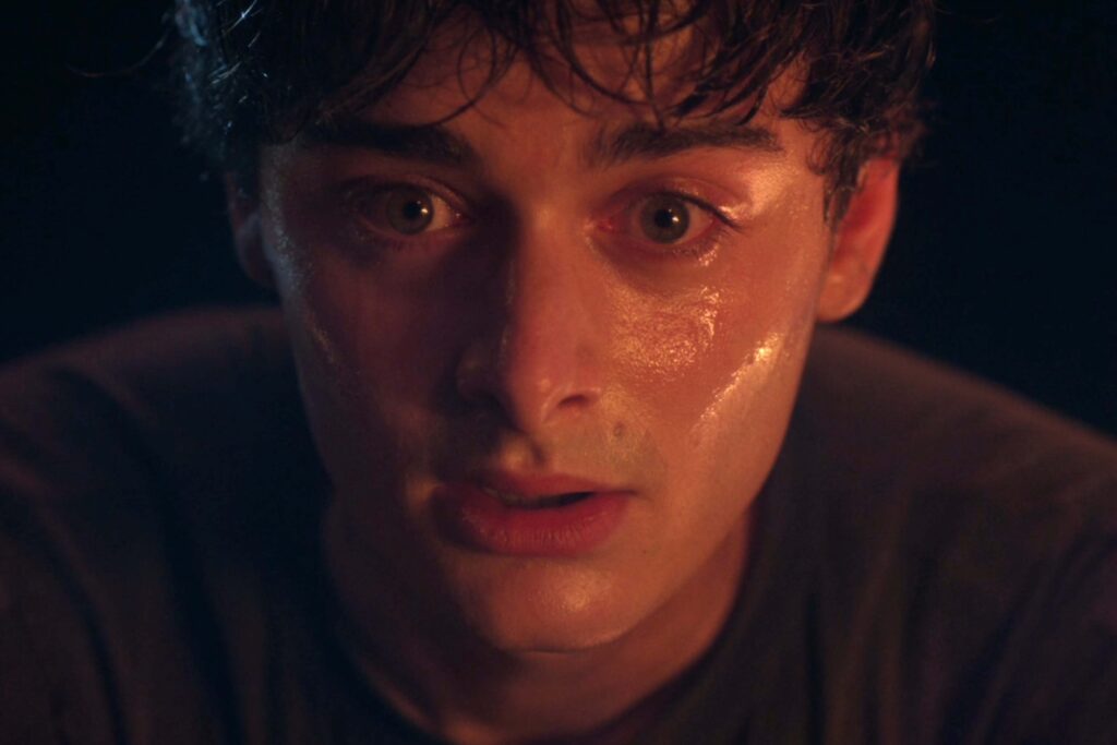 Noah Schnapp als Will Byers, sein Gesicht in warmes, flackerndes Licht getaucht, mit angespanntem Ausdruck in einer intensiven Szene aus Stranger Things Staffel 5. | Media Monday #778