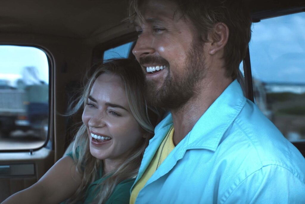 Ryan Gosling als Colt Seavers und Emily Blunt als Jody Moreno sitzen lachend in einem Truck; warmes Licht fällt durch das Fenster und betont den entspannten, vertrauten Moment aus The Fall Guy (2024). | Media Monday #778