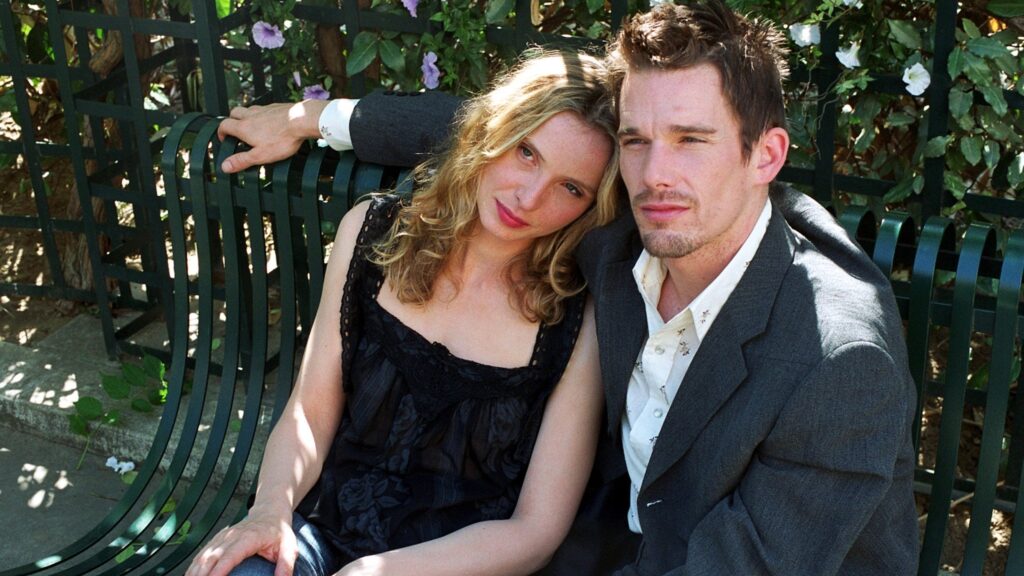 Das Bild zeigt Ethan Hawke und Julie Delpy auf einer bank sitzend in einer Szene des Films Before Sunset.
Top 5 Filme unter 90 Minuten