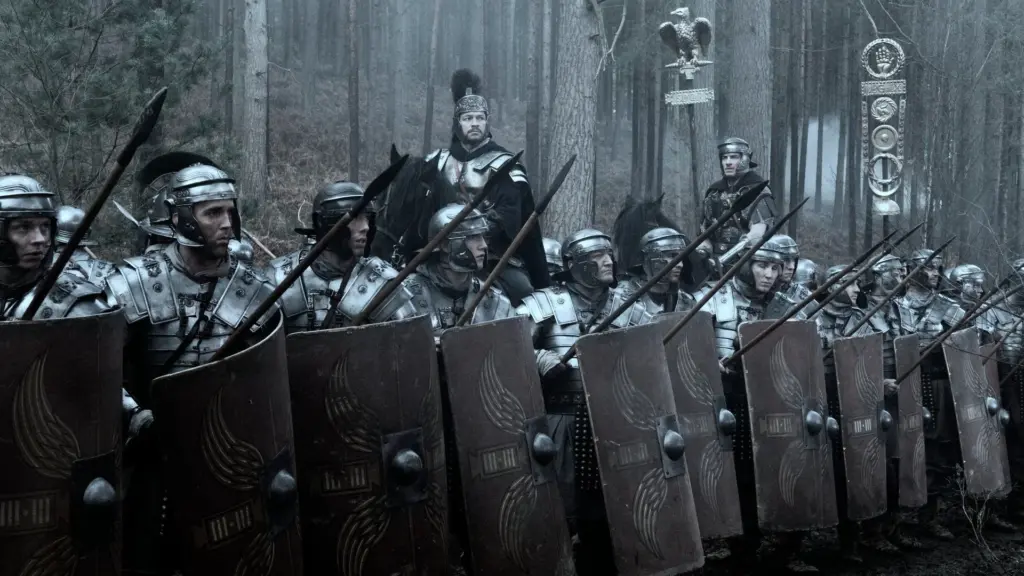 Römische Soldaten stehen in einer Linie in einem Wald. Im Hintergrund Offiziere auf Pferden. | Die 5 besten Filme über die Antike
