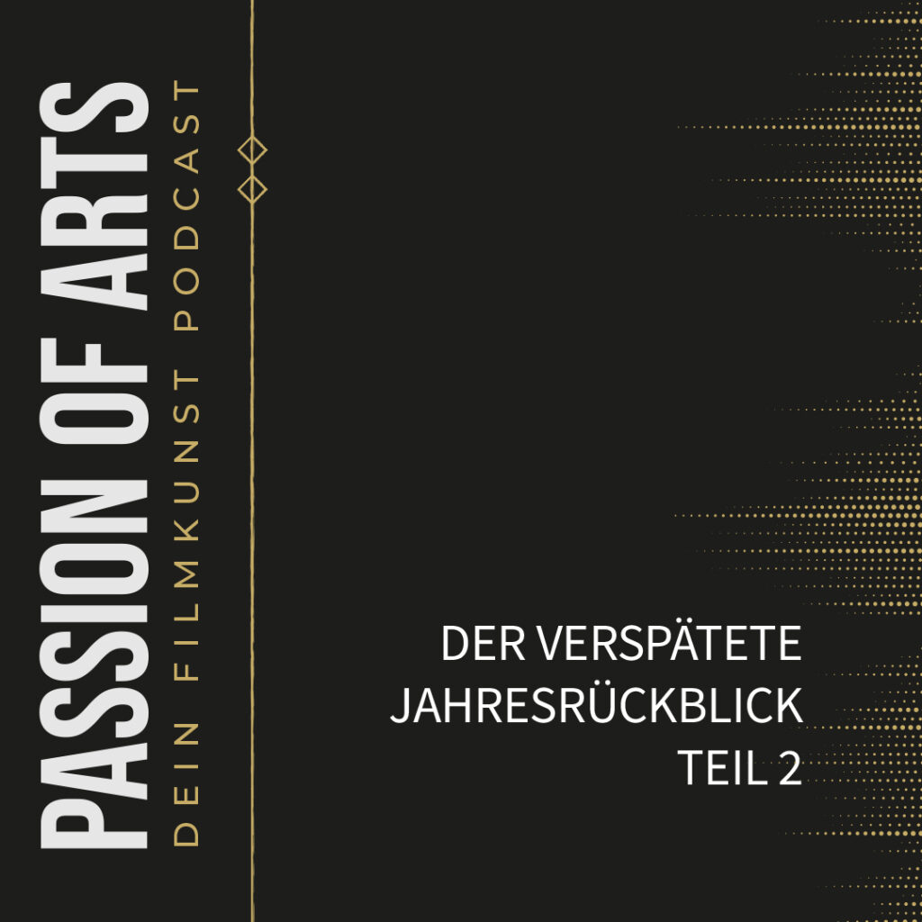 Grafisches Podcast‑Cover mit schwarzem Hintergrund. Links steht vertikal der Titel „PASSION OF ARTS – Dein Filmkunst Podcast“ in weißer Schrift, getrennt durch eine goldene Linie mit kleinen Rauten. Rechts befindet sich der Episodentitel „Der verspätete Jahresrückblick – Teil 2“ in großer weißer Schrift über einem Muster aus goldenen, nach rechts auslaufenden Punkten.
