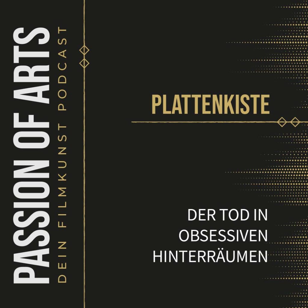 Grafisches Podcast‑Cover mit schwarzem Hintergrund. Links steht vertikal in weiß „PASSION OF ARTS“ und darunter in gold „DEIN FILMKUNST PODCAST“. Rechts oben steht in gold „PLATTENKISTE“ mit einer feinen Linie und kleinen Diamantformen darunter. Darunter folgt in weiß der Titel „DER TOD IN OBSESSIVEN HINTERRÄUMEN"