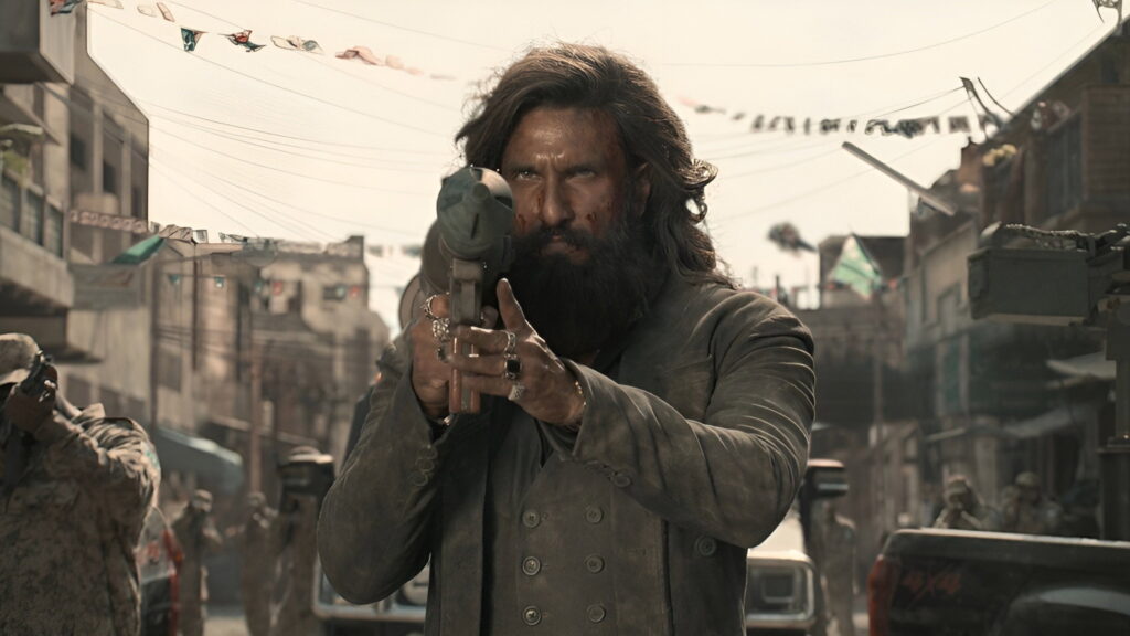 Das Bild zeigt Ranveer Singh mit einem Raketenwerfer in einer Szene des Films Dhurandhar: The Revenge. Top 5 Filme über 180 Minuten