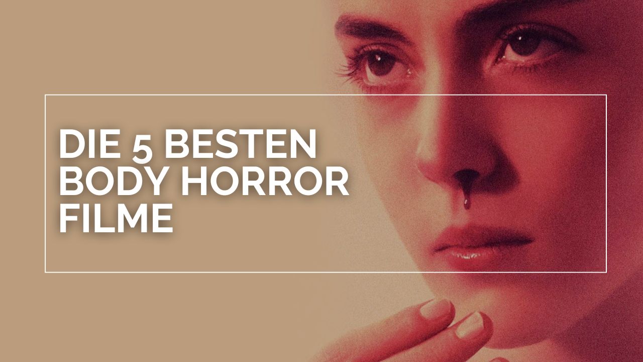 Justine (Garance Marillier) aus „Raw“ ist in einer extremen Nahaufnahme zu sehen; ein einzelner Blutstropfen rinnt aus ihrem Nasenloch herab. Links im Bild steht in großen weißen Buchstaben „DIE 5 BESTEN BODY HORROR FILME“. Die reduzierte, beige Hintergrundfläche und die nüchterne Typografie kontrastieren mit Justines körperlicher Reaktion, die im Film ihre ersten, verstörenden Veränderungen markiert.