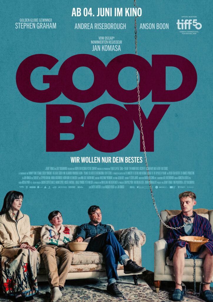 Filmplakat zu „Good Boy“: Vor türkisfarbenem Hintergrund sitzen drei Personen entspannt auf einem Sofa, während ein junger Mann allein auf einem zweiten Sessel rechts daneben sitzt. Er ist am Hals und Fuß mit einer Kette gefesselt, die durch den großen roten Filmtitel „GOOD BOY“ verläuft. Über dem Titel steht „Ab 04. Juni im Kino“, darunter „Wir wollen nur dein Bestes“. Auf dem Plakat sind außerdem die Namen der Hauptdarstellenden Stephen Graham, Andrea Riseborough und Anson Boon sowie ein Hinweis auf die TIFF‑Festivalauswahl 2025 zu sehen.