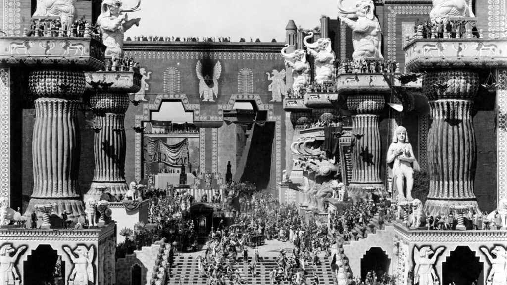 Das Ischtar-Tor in Mesopotamien während eines Festes und überlaufen mit Menschen