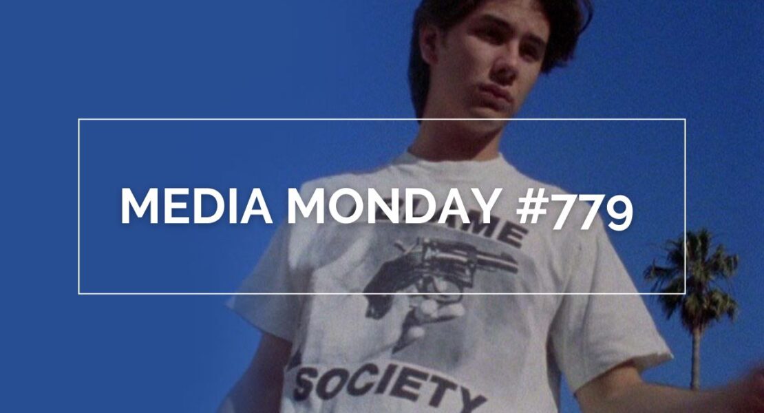 James Duval als Andy in „Totally F*ed Up“ (1993) steht im Freien vor blauem Himmel und Palmen. Er trägt ein weißes T‑Shirt mit einem aufgedruckten Bild einer Hand, die eine Pistole hält, sowie Text darunter. Über dem Bild liegt ein weißer, rechteckiger Schriftzug mit der Aufschrift „MEDIA MONDAY #779“ in Großbuchstaben.