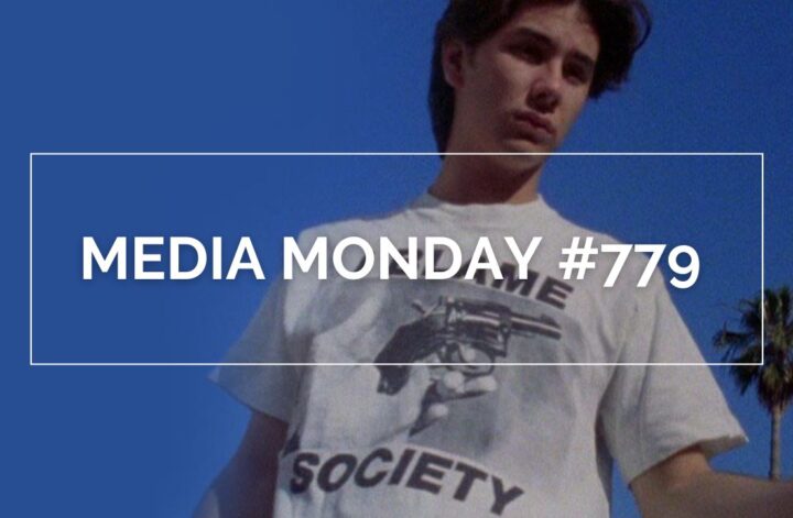 James Duval als Andy in „Totally F*ed Up“ (1993) steht im Freien vor blauem Himmel und Palmen. Er trägt ein weißes T‑Shirt mit einem aufgedruckten Bild einer Hand, die eine Pistole hält, sowie Text darunter. Über dem Bild liegt ein weißer, rechteckiger Schriftzug mit der Aufschrift „MEDIA MONDAY #779“ in Großbuchstaben.
