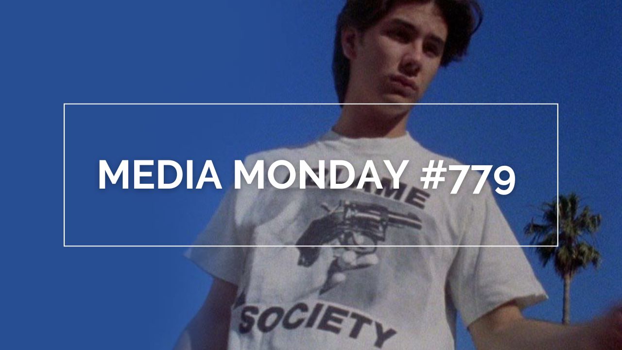 James Duval als Andy in „Totally F*ed Up“ (1993) steht im Freien vor blauem Himmel und Palmen. Er trägt ein weißes T‑Shirt mit einem aufgedruckten Bild einer Hand, die eine Pistole hält, sowie Text darunter. Über dem Bild liegt ein weißer, rechteckiger Schriftzug mit der Aufschrift „MEDIA MONDAY #779“ in Großbuchstaben.