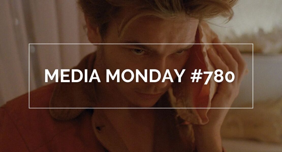 River Phoenix als Mike in My Private Idaho hält eine große Muschel an sein Ohr. Er sitzt in einem warm beleuchteten Raum, trägt ein rötliches Shirt und wirkt nachdenklich. Über dem Bild steht in weißer Schrift „MEDIA MONDAY #780“ in einem rechteckigen Rahmen.