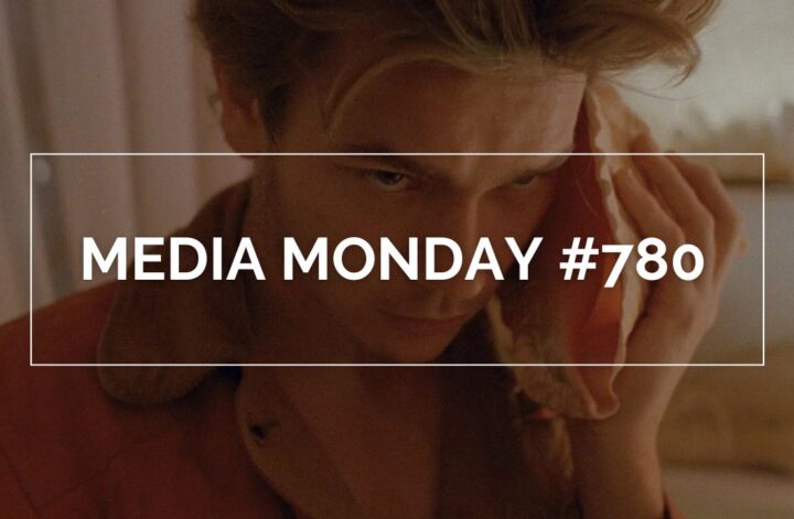 River Phoenix als Mike in My Private Idaho hält eine große Muschel an sein Ohr. Er sitzt in einem warm beleuchteten Raum, trägt ein rötliches Shirt und wirkt nachdenklich. Über dem Bild steht in weißer Schrift „MEDIA MONDAY #780“ in einem rechteckigen Rahmen.