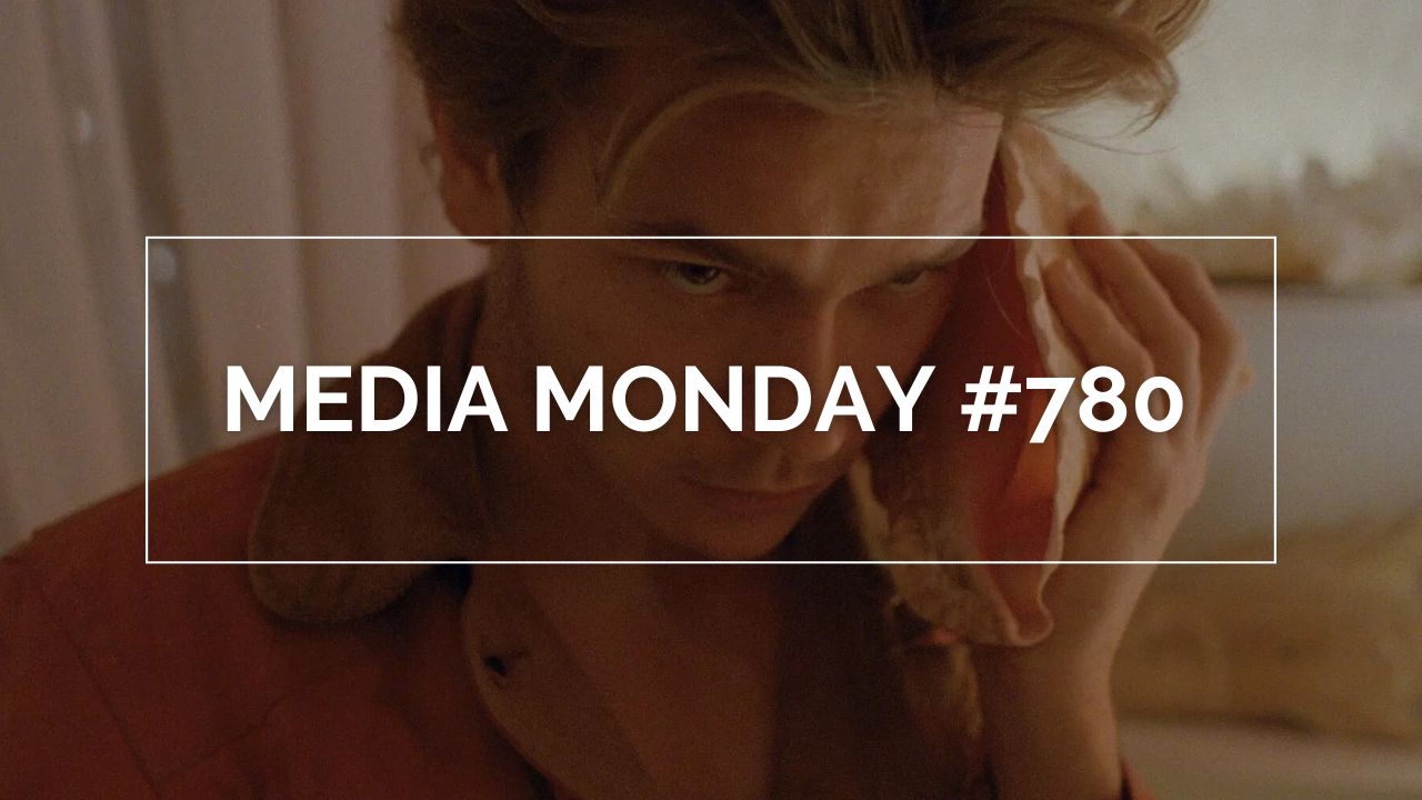 River Phoenix als Mike in My Private Idaho hält eine große Muschel an sein Ohr. Er sitzt in einem warm beleuchteten Raum, trägt ein rötliches Shirt und wirkt nachdenklich. Über dem Bild steht in weißer Schrift „MEDIA MONDAY #780“ in einem rechteckigen Rahmen.