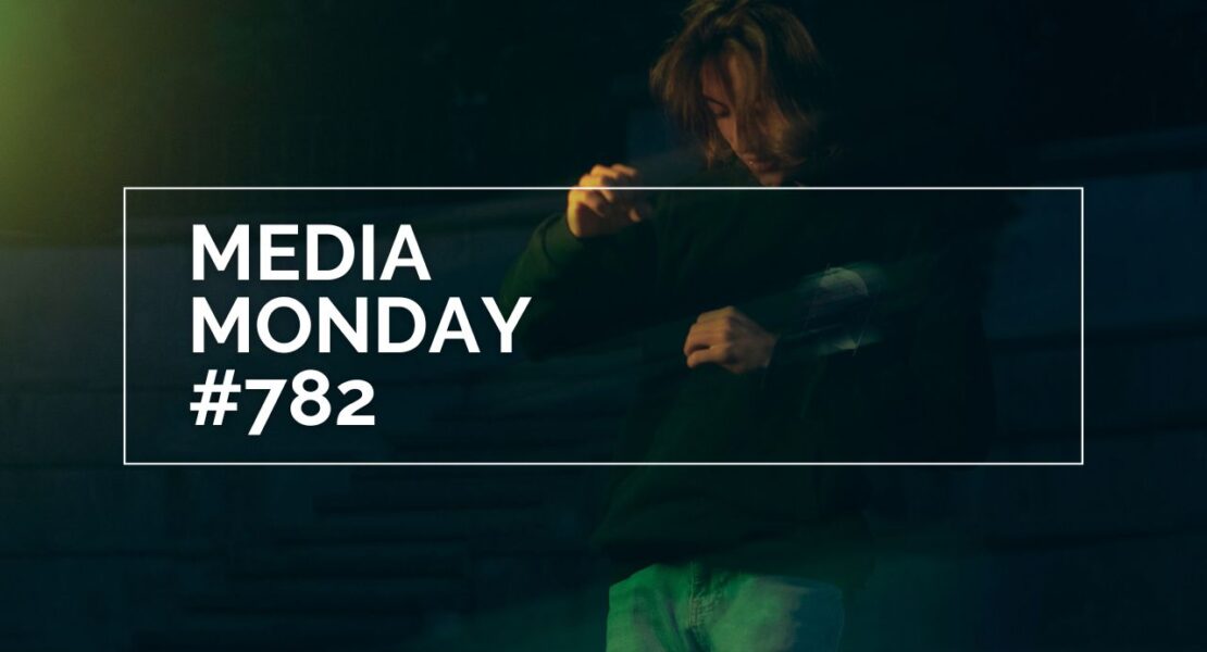 Eine Person mit langen Haaren bewegt sich unscharf vor einem dunklen Hintergrund; darüber liegt ein weißer, rechteckiger Rahmen mit der Aufschrift „MEDIA MONDAY #782“ in klarer, fetter Typografie.