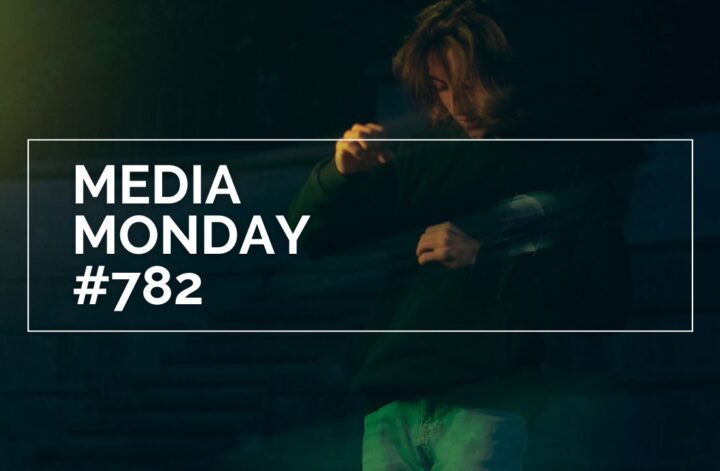 Eine Person mit langen Haaren bewegt sich unscharf vor einem dunklen Hintergrund; darüber liegt ein weißer, rechteckiger Rahmen mit der Aufschrift „MEDIA MONDAY #782“ in klarer, fetter Typografie.