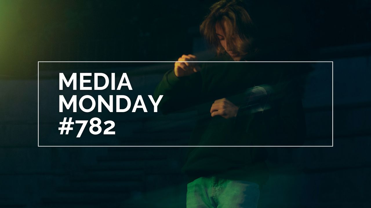 Eine Person mit langen Haaren bewegt sich unscharf vor einem dunklen Hintergrund; darüber liegt ein weißer, rechteckiger Rahmen mit der Aufschrift „MEDIA MONDAY #782“ in klarer, fetter Typografie.
