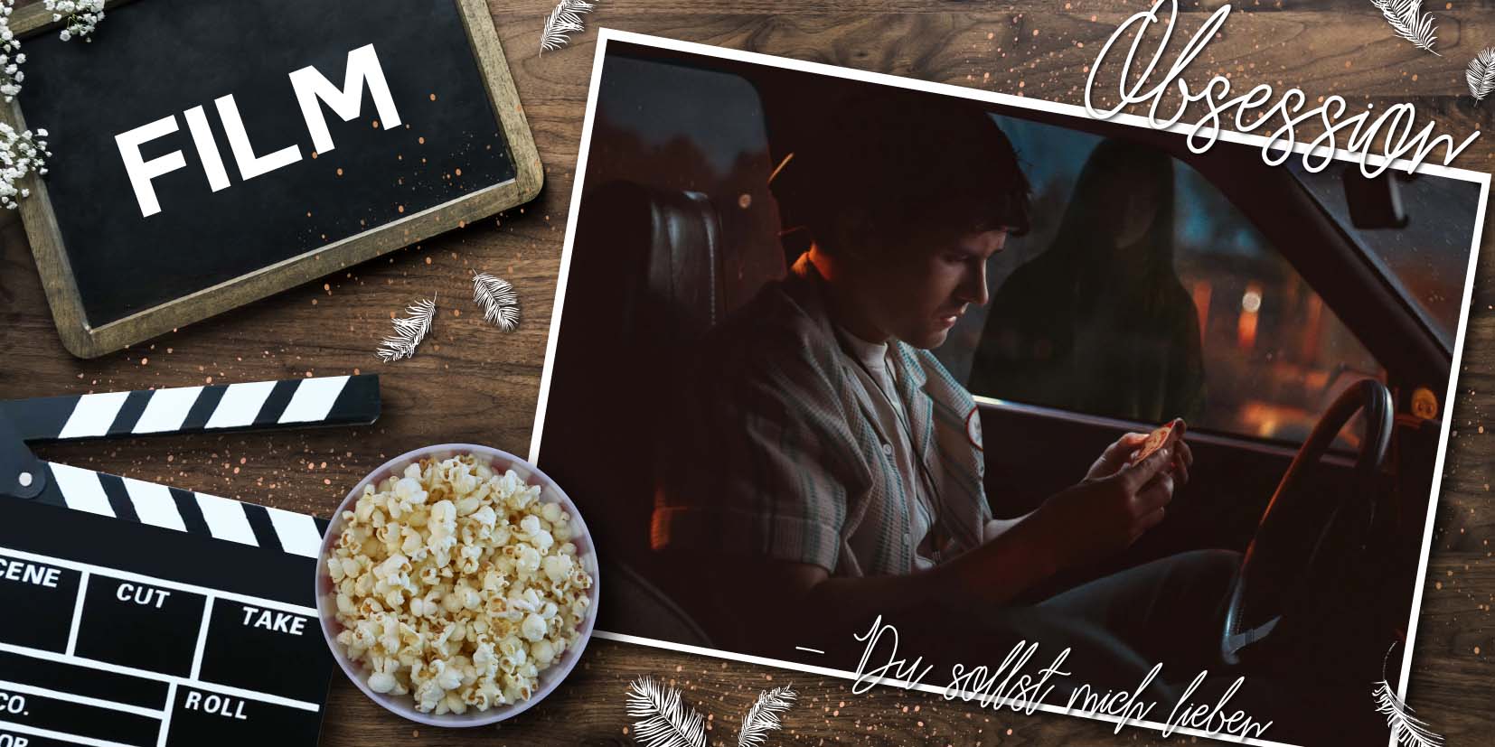Eine zweigeteilte Filmcollage: Links liegen Popcorn, eine Filmklappe und eine Tafel mit dem Wort Film auf einem Holztisch mit weißen Federn. Rechts sitzt Bear (Michael Johnston) aus dem Film Obsession nachts in einem Auto, nur schwach beleuchtet, während er auf ein Handy oder kleines Objekt blickt; draußen am Fenster steht eine dunkle, schemenhafte Gestalt. Oben rechts steht der Schriftzug Obsession, darunter der Text – Du solltest mich lieben.